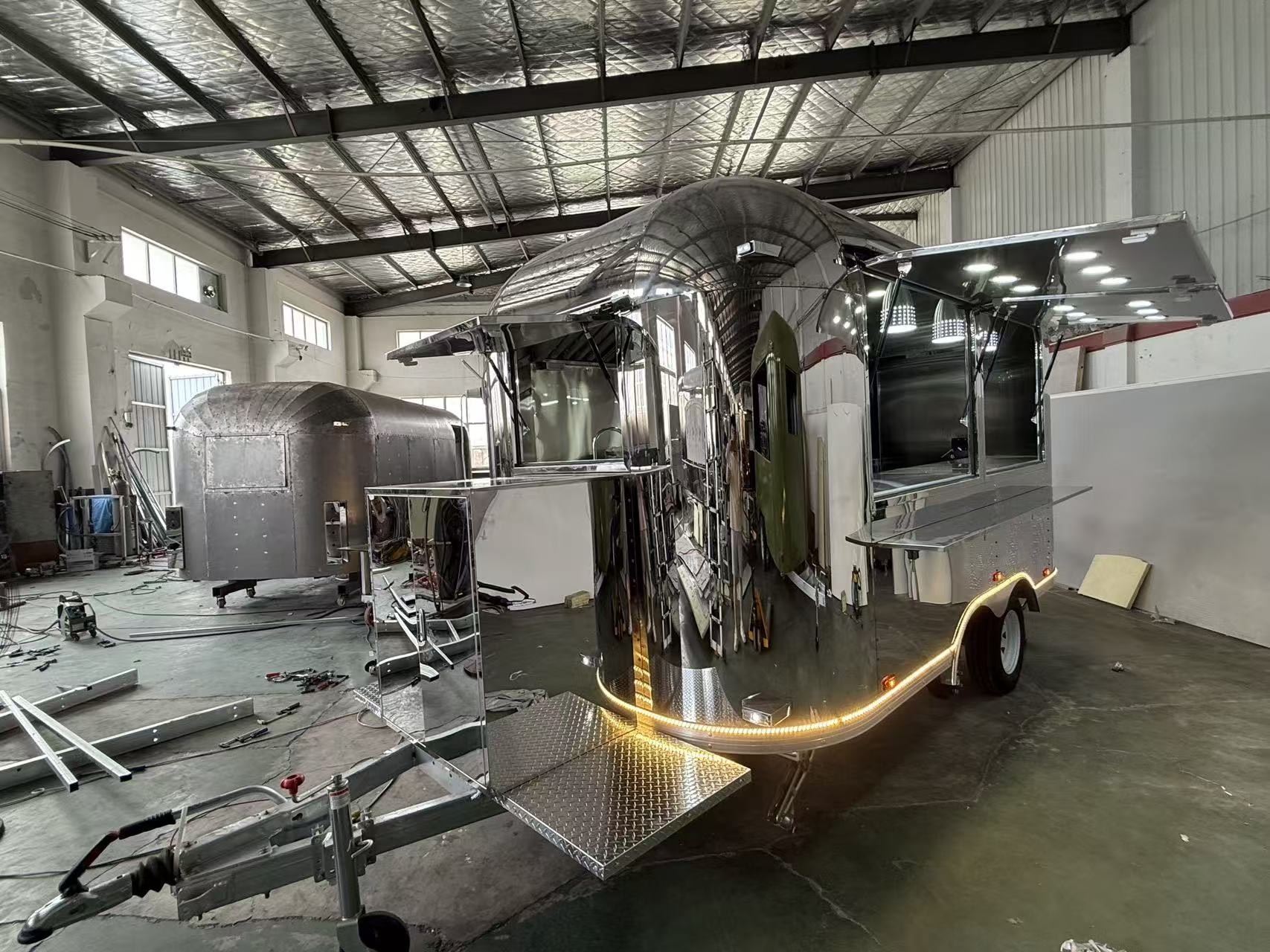 UK Standard Mirror Airstream 4M Food Trailer